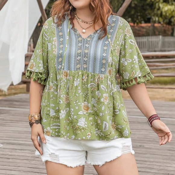 Plus size floral print tassel trim cuff blouse